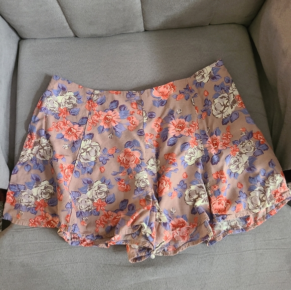 Altar'd State Pants - Altar'd flowered skort